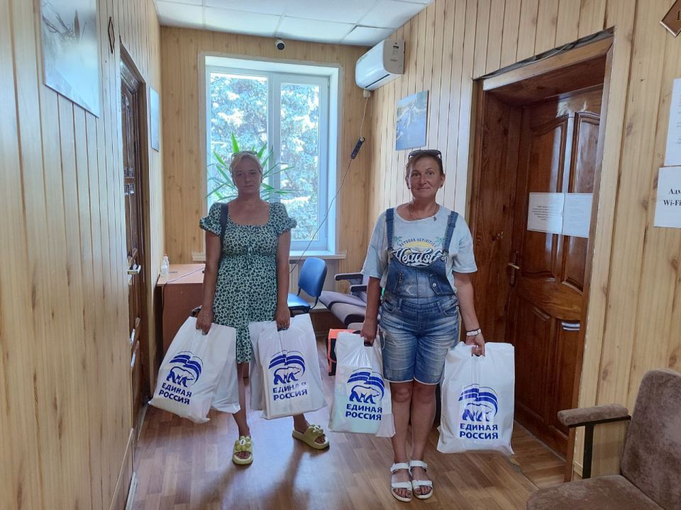 В Кременском местном отделении партии «ЕДИНАЯ РОССИЯ» выдают детям собранную канцелярию в рамках акции «Собери ребенка в школу»
