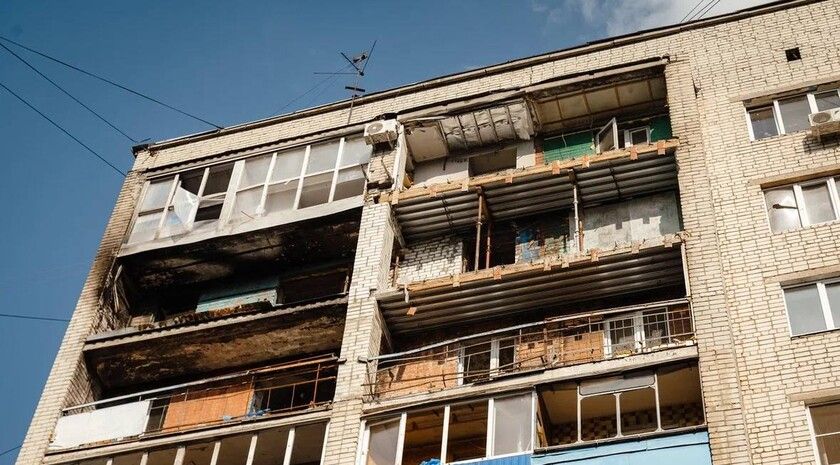 Десять человек, в том числе ребенок, пострадали при атаке БПЛА по жилому дому в Курске