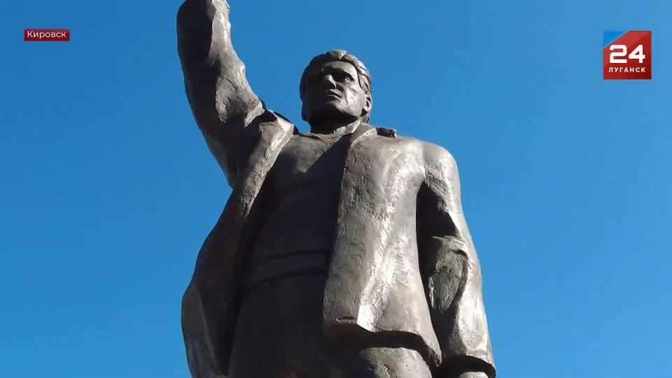 Главный символ города – скульптуру Шахтера – открыли в Кировске