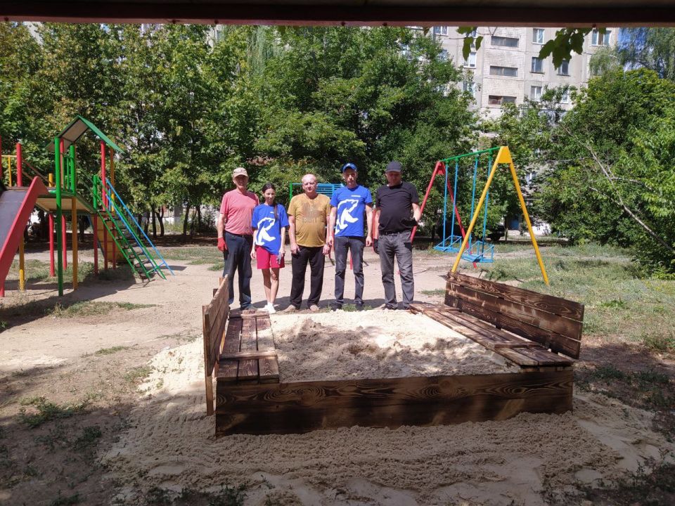 В Кировске единороссы привели в порядок одну из детских игровых площадок