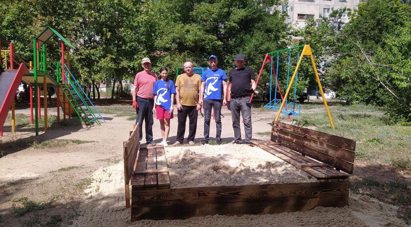 Депутаты «Единой России» в рамках акции «Яркое детство» благоустроили детскую площадку в Кировске