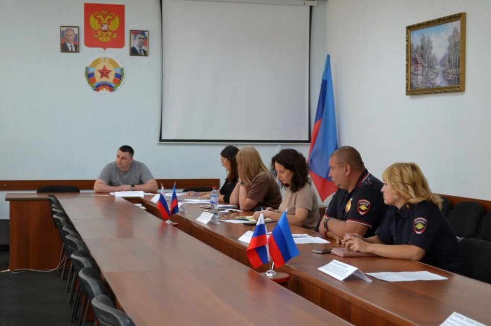 Заместитель Главы Старобельского муниципального округа Арабаджи Максим Борисович провел заседание комиссии по делам несовершеннолетних и защите их прав