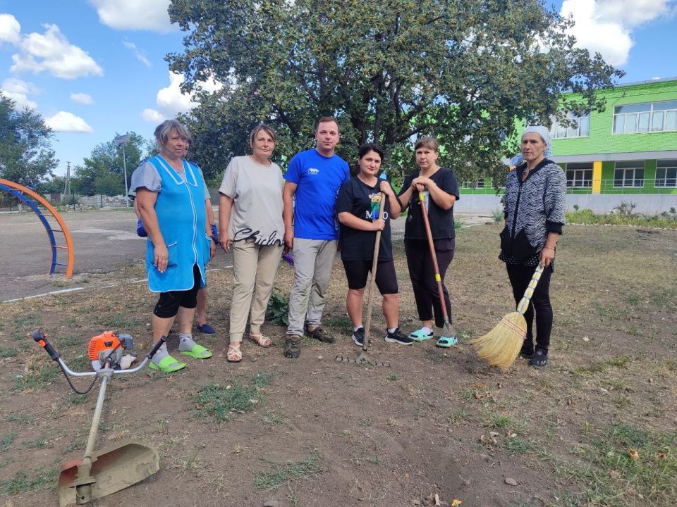 Единороссы Первомайска помогают подготовиться школам к новому учебному году