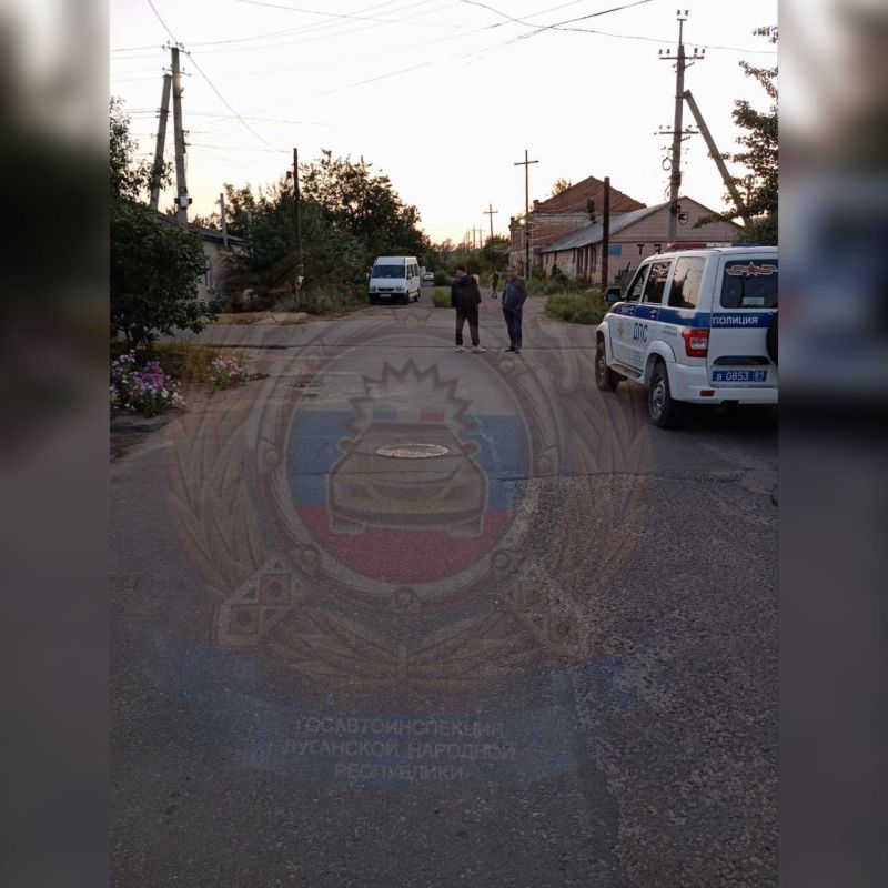 Сотрудники полиции устанавливают обстоятельства ДТП с участием несовершеннолетних водителя и пассажира