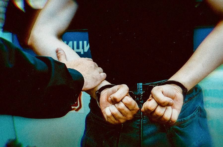 В Краснодоне полицейские задержали причастного к краже из квартиры