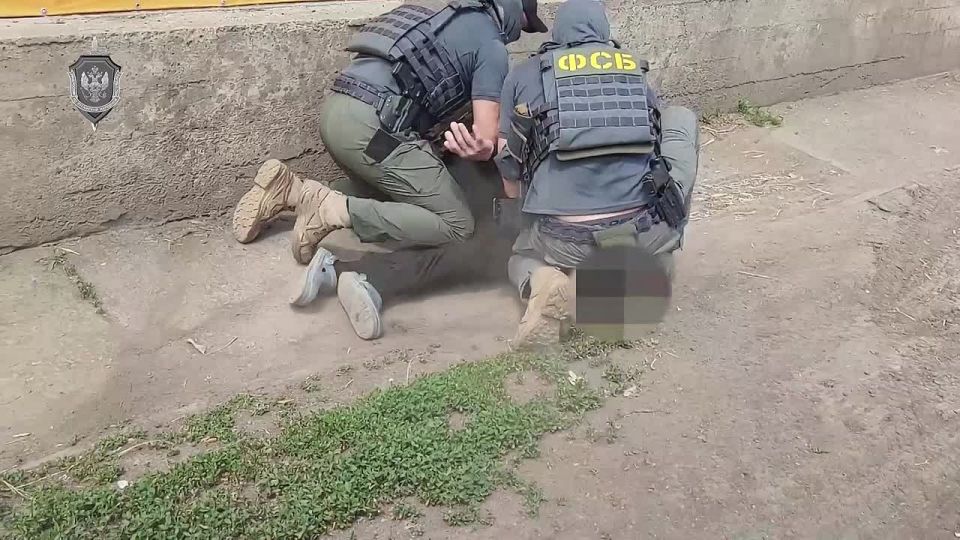 Сотрудники УФСБ России по ЛНР задержали гражданина Украины, проживающего в Старобельске ЛНР и передававшего украинским спецслужбам данные о местах дислокации российских военных в регионе