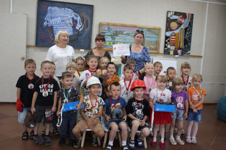 В рамках Всероссийского фестиваля «Яблоко от яблони», в преддверии праздника Дня шахтёра в Кировском историко-художественном музее для детей старшей группы детского сада «Солнышко» состоялось мероприятие «Мой дед шахтёр»