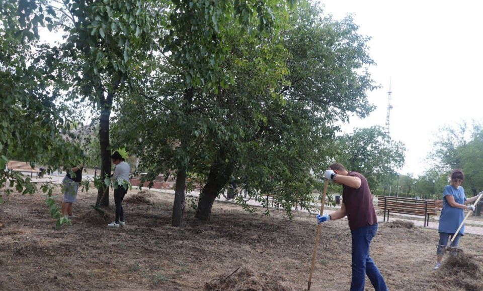 Сотрудники Администрации организовали субботник в парке имени Горького