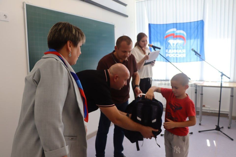 В Северодонецке более 60 школьников из семей в трудной жизненной ситуации получили портфели и канцелярию в рамках акции "Собери ребенка в школу"