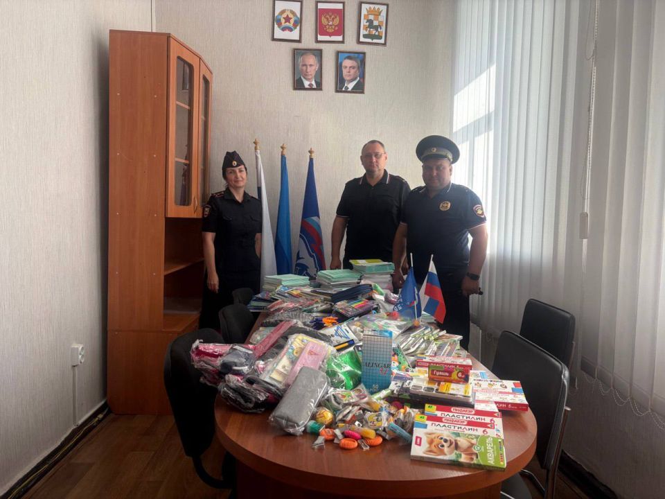 Старобельские полицейские присоединились к акции «Собери ребёнка в школу»