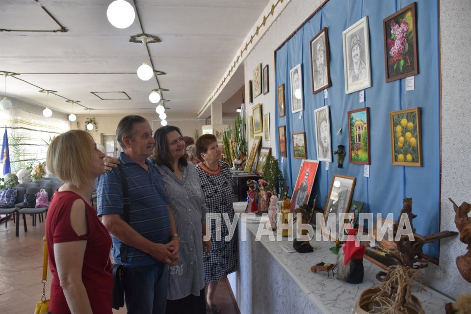 В Кировском городском музее состоялось открытие выставки живописи и декоративно-прикладного искусства «Мой родной шахтерский край»