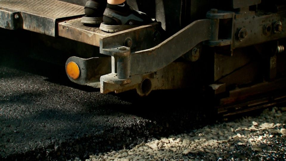 В Молодогвардейске капитально ремонтируют дорожное покрытие на улице Ленина протяжённостью около полутора километров