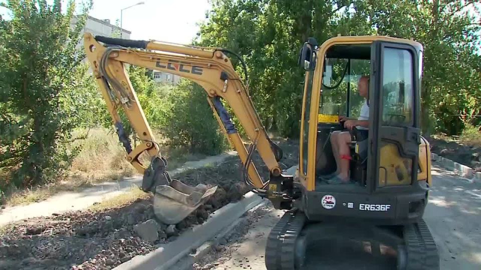 «Практически завершаем установку бордюрного камня и дня через три начнём укладку асфальтобетонного покрытия»