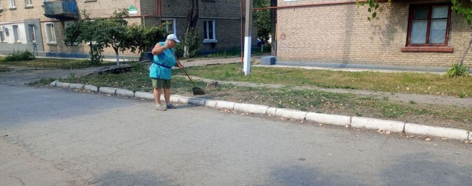 Работники Зимогорьевского филиала МУП «МОНОЛИТ» провели работы по благоустройству улицы Свободы в рамках подготовки к празднованию Дня города и Дня шахтёра