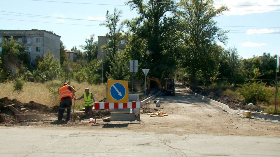 Капитальный ремонт дороги на улице Станиславского в г. Суходольске, протяжённость которой около девятисот метров, ведут тюменские строители