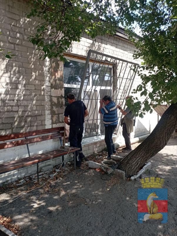 В городе Приволье, не смотря на действительно сложную обстановку и постоянные обстрелы, коммунальные службы поддерживают порядок на вверенных им территориях