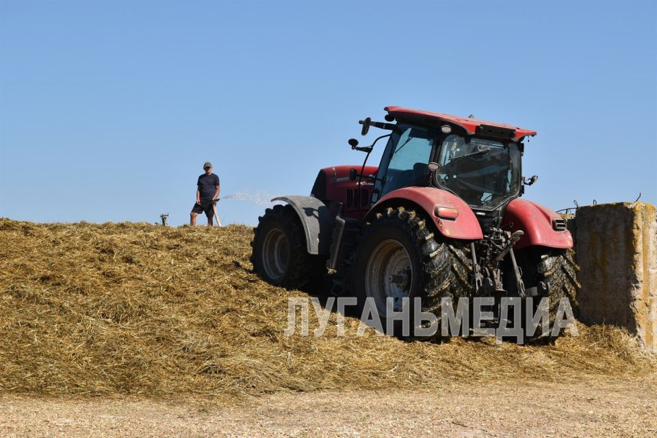 В Новопсковском районе продолжается активная заготовка кормов работниками СПК «Слобожанский»