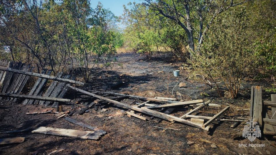 В Вахрушево мужчина сжег часть подворья из-за сигареты