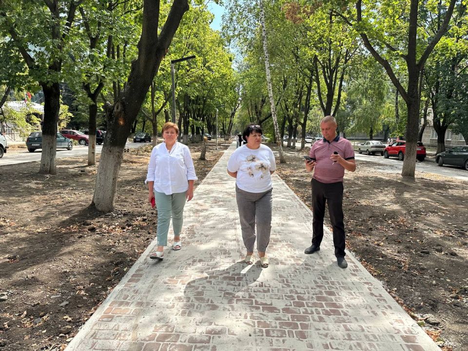 Андрей Рубанцов: В Ровеньках продолжаются работы по благоустройству аллеи по улице Ленина Сегодня мой первый заместитель Татьяна Хрипачева проинспектировала ход выполнения работ проекта «Благоустройство аллеи, г. Ровеньки...