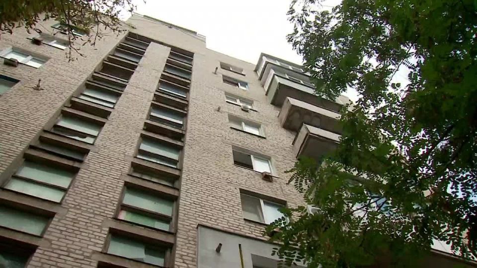 «Так как эти дома построены из силикатного кирпича, мы штукатурили шахты полностью — от приямка до машинного отделения»