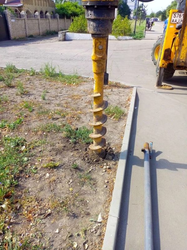 Сергей Козенко: Сегодня в Краснодоне сотрудники муниципального унитарного предприятия «Дорожно-эксплуатационное управление» ведут бурение лунок под установку дорожных знаков