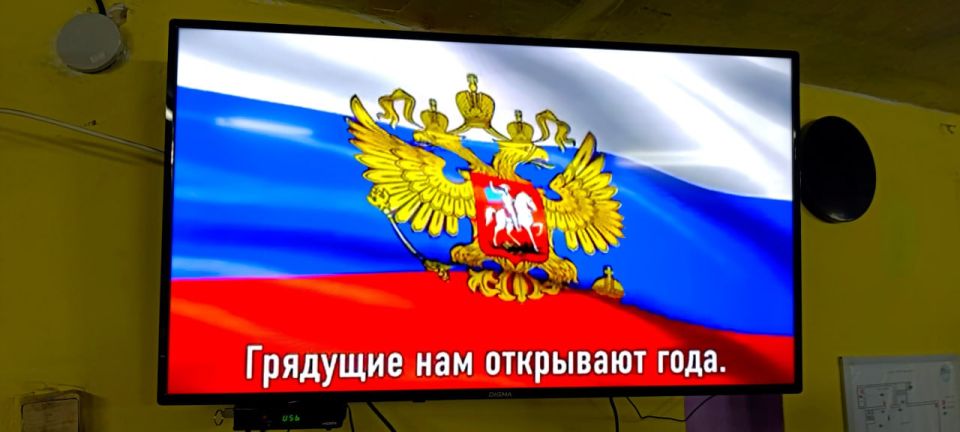 Сегодня в спортивной школе города Рубежное прошли показательные выступления, мастер-класс по пауэрлифтингу ко Дню государственного флага России