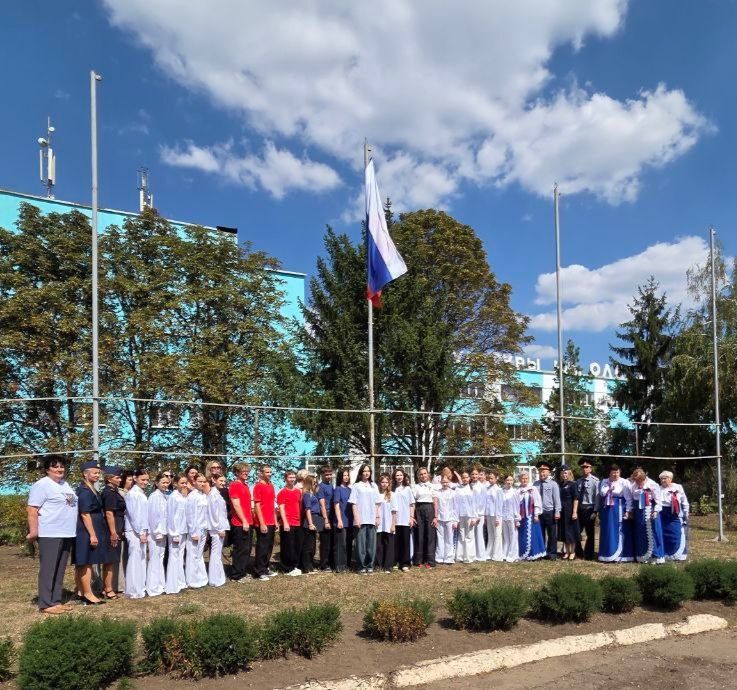 В день Государственного флага Российской Федерации сотрудники ИК № 4 УФСИН России по Луганской Народной Республике приняли участие в праздничных торжествах