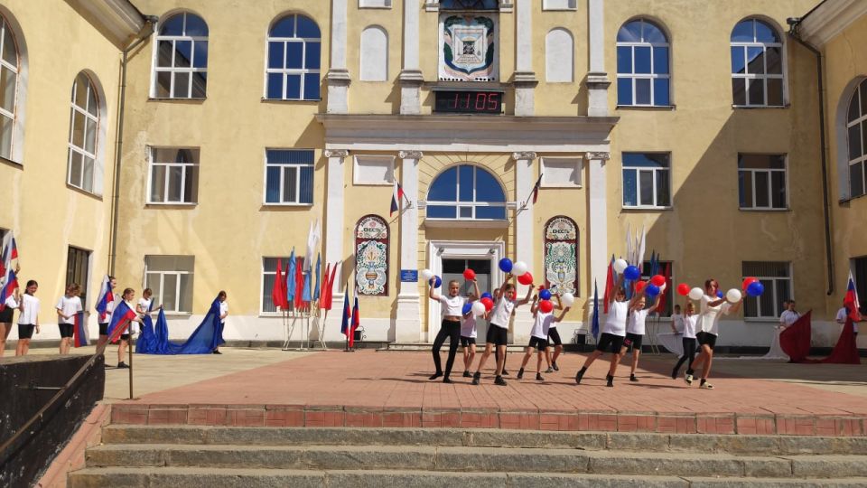 В Молодогвардейске состоялся флешмоб «Поднимаем России флаги» ко Дню флага РФ