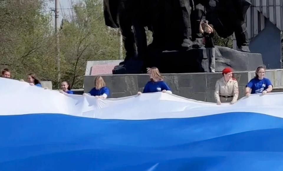 В Луганске развернули 60-метровый триколор в честь Дня флага России
