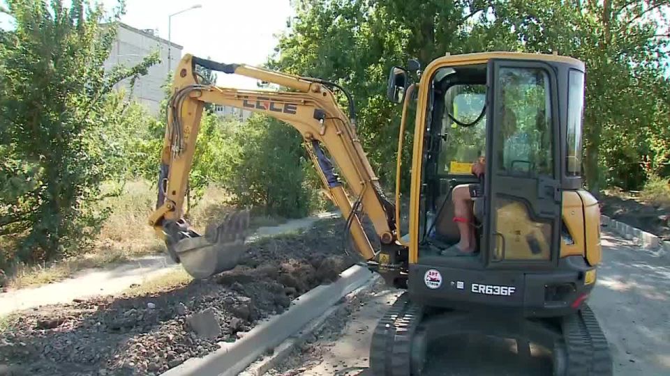 В городе Суходольске продолжается капитальный ремонт дороги на улице Станиславского, протяжённость которой составляет около девятисот метров