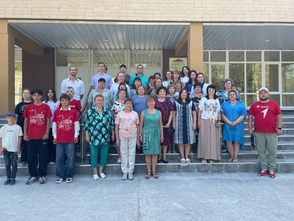 Образовательные организации города Рубежное присоединились к празднованию Дня флага