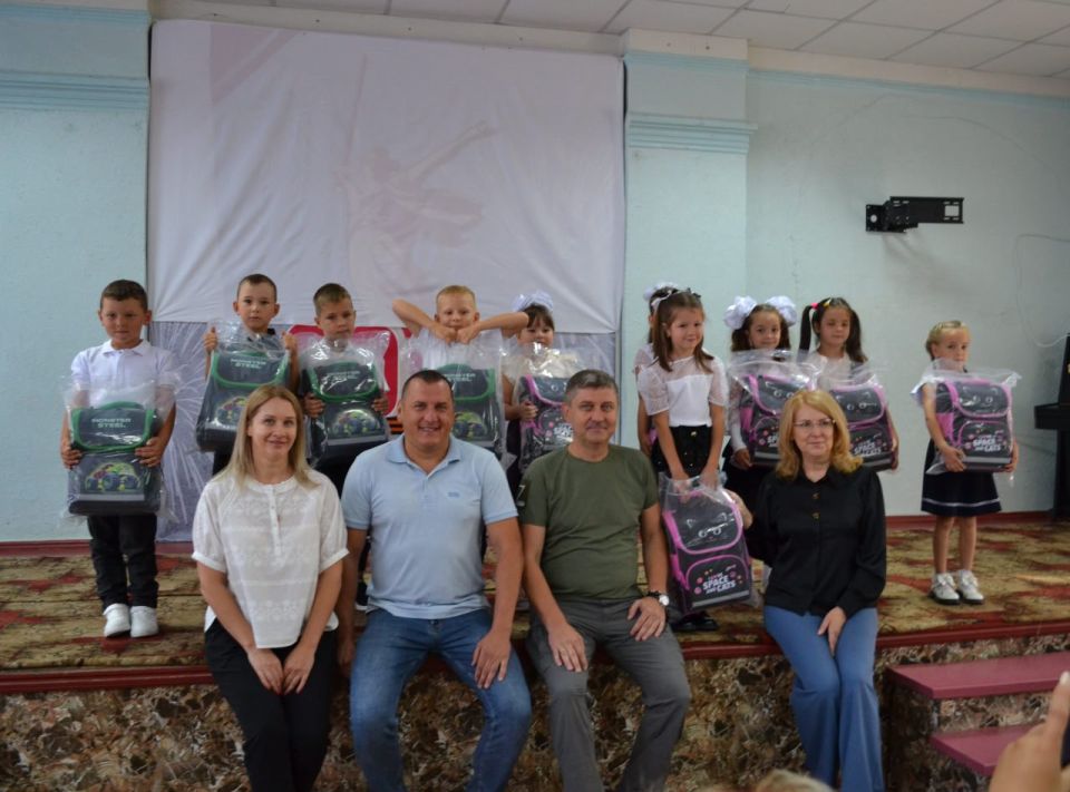 Владимир Чернев: Имел честь вместе с представителем шефа региона Карачаево-Черкесской Республики Андроповым К.С. вручить новенькие портфели первоклассникам ГБОУ ЛНР «Старобельская средняя школа №1»