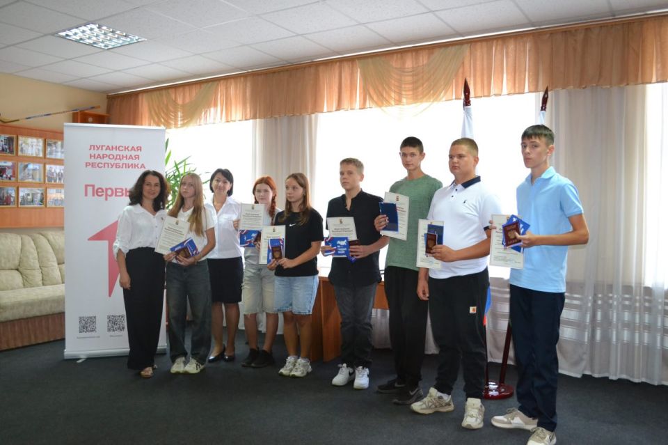 Глава Старобельского муниципального округа Владимир Чернев провел торжественную церемонию вручения паспортов детям, достигшим 14 лет, в честь празднования Дня государственного флага Российской Федерации