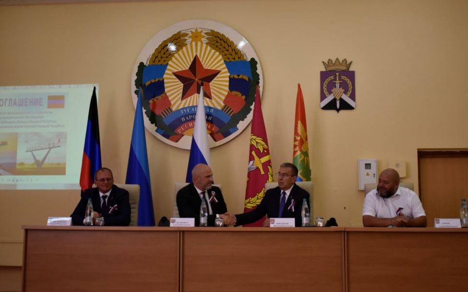 В Перевальске состоялось подписание Соглашения об установлении межмуниципального сотрудничества между муниципальными образованиями Городской округ Дебальцево ДНР и Перевальским муниципальным округом ЛНР