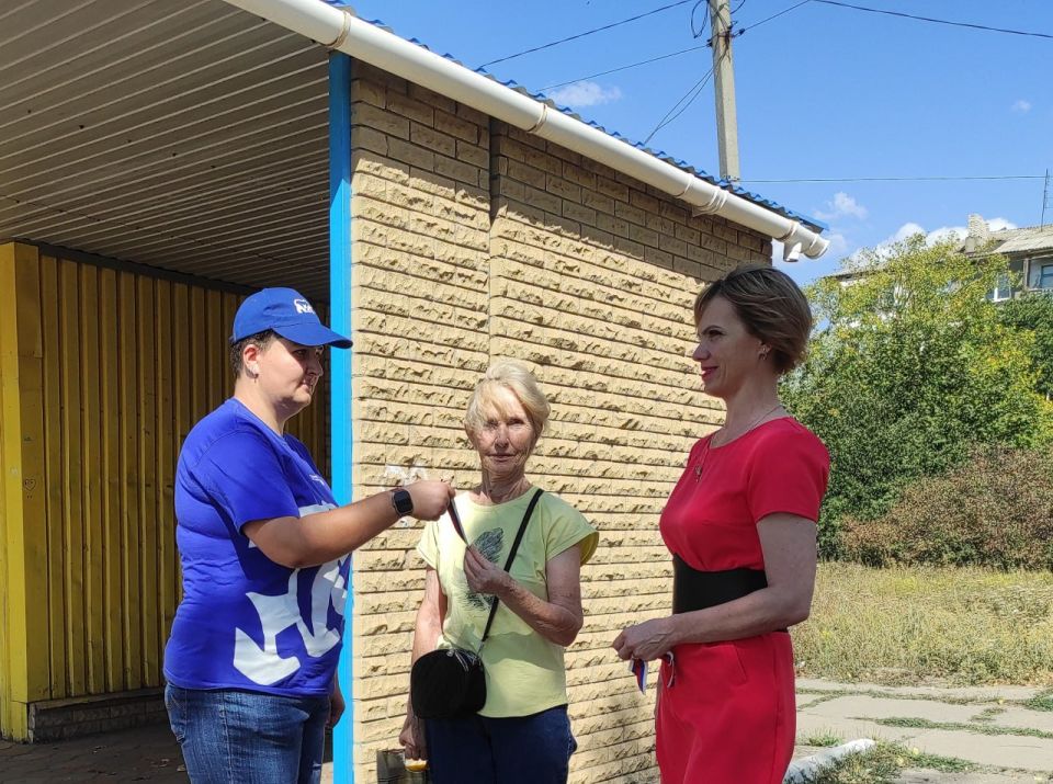 В городе Петровское активисты первичного отделения №34 поздравили жителей с Днем Государственного флага России