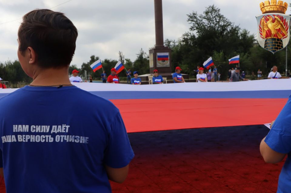 Уважаемые жители городского округа город Северодонецк! Примите мои поздравления с Днем Государственного флага Российской Федерации!