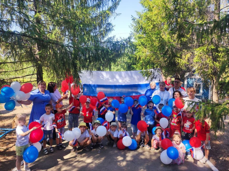 Сегодня, 22 августа, совместно с сотрудниками ОЖО города Вахрушево и работниками клуба города Вахрушево приняла участие во флешмобе в дошкольном отделении ГБОУ ЛНР "Берегиня", который был посвящен Дню Государственного флага...