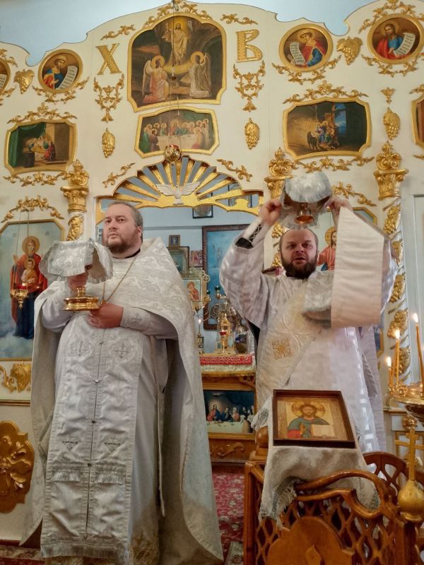 Сегодня, в 11-е воскресение по Пятидесятнице, благочинный Перевальского округа протоиерей Роман Колодка совершил Божественную литургию в сослужении архидиакона Игоря Панасенко