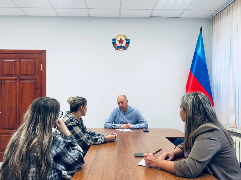 Сергей Крамаренко: Сегодня, в ходе личного приема, обсудил с жителями г. Зимогорье, пгт. Лотиково и п. Яснодольск вопросы водоснабжения, выделения муниципального жилья для участников специальной военной операции и членов их...