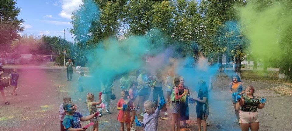 24 августа в поселке Центральном прошел фестиваль красок Холи, который провели артисты Перевальского районного Дворца культуры