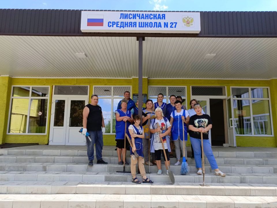 Лисичанские единороссы приняли участие в акции «Помощь школам»