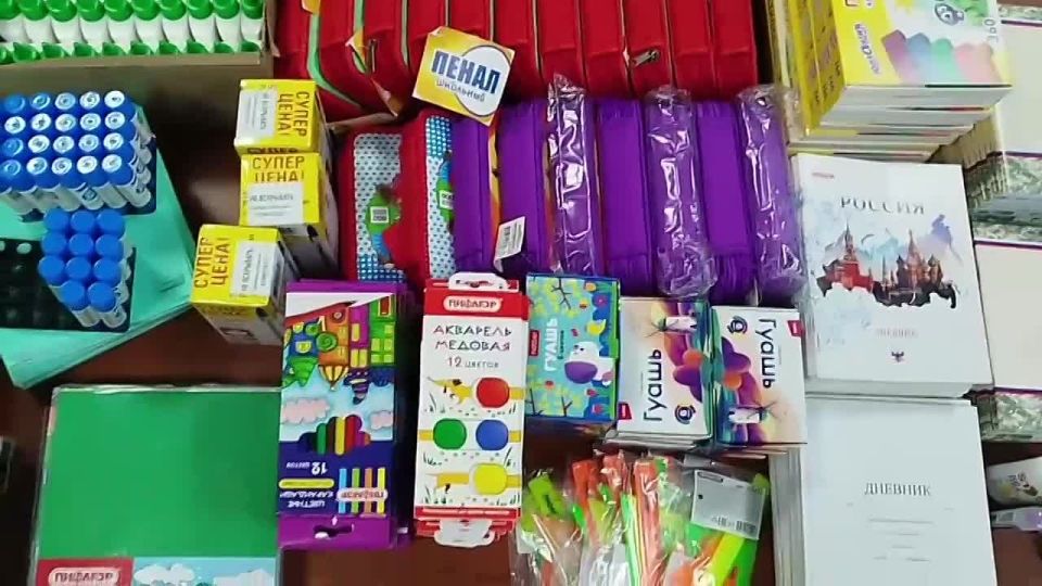 Оренбуржцы собрали канцтовары для перевальских школьников