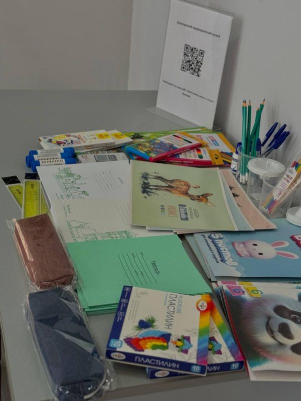 Представители региона-шефа помогают юным перевальчанам со школьными принадлежностями