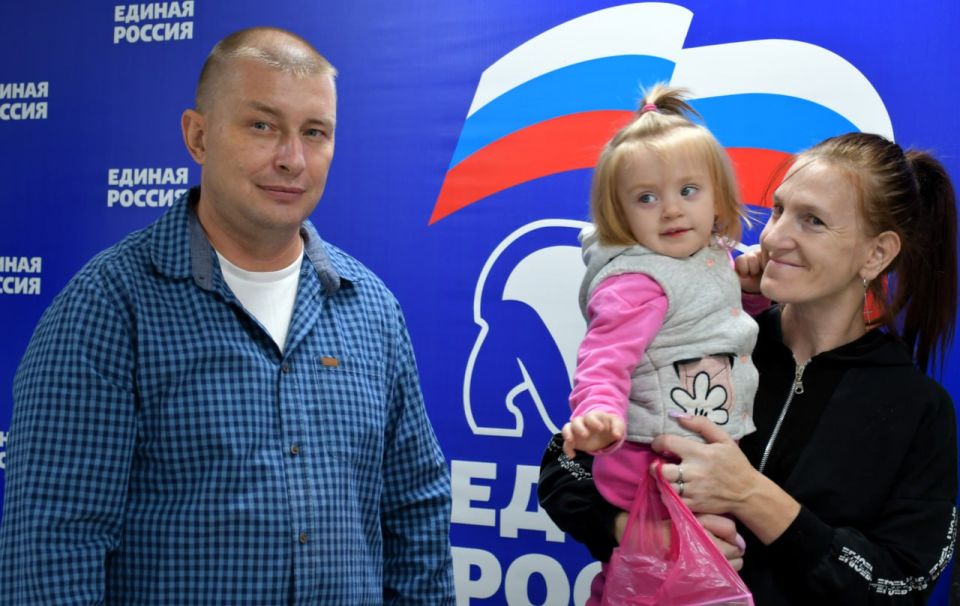 Евгений Шаталин: В ходе благотворительной акции «Собери ребёнка в школу», инициированной партией «Единая Россия» передал многодетной семье Шкута комплект школьных принадлежностей