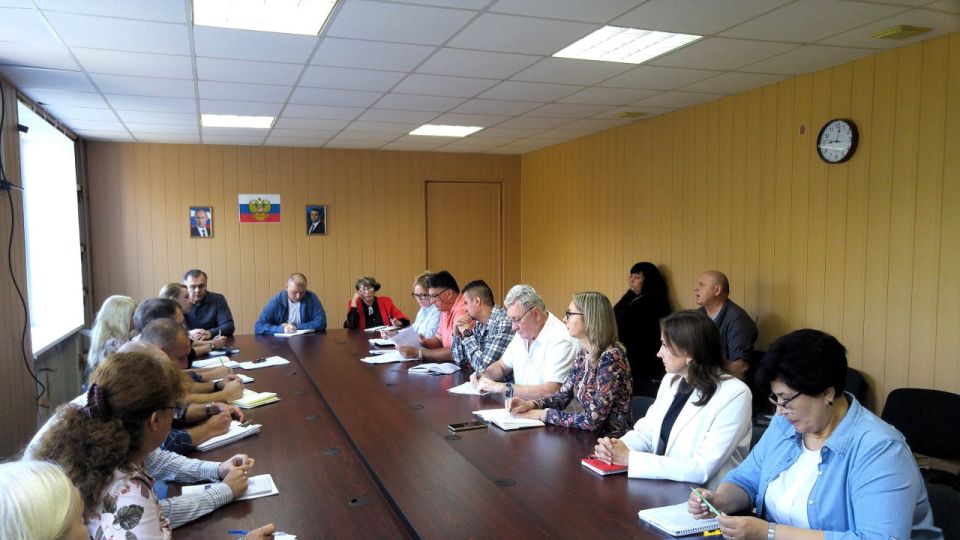 Евгений Шаталин: Не смотря на угрозу применения противником БПЛА продолжаем работу, так совместно с первым заместителем Игорем Шмидтом было проведено рабочее совещание, в рамках которого присутствовали руководители...