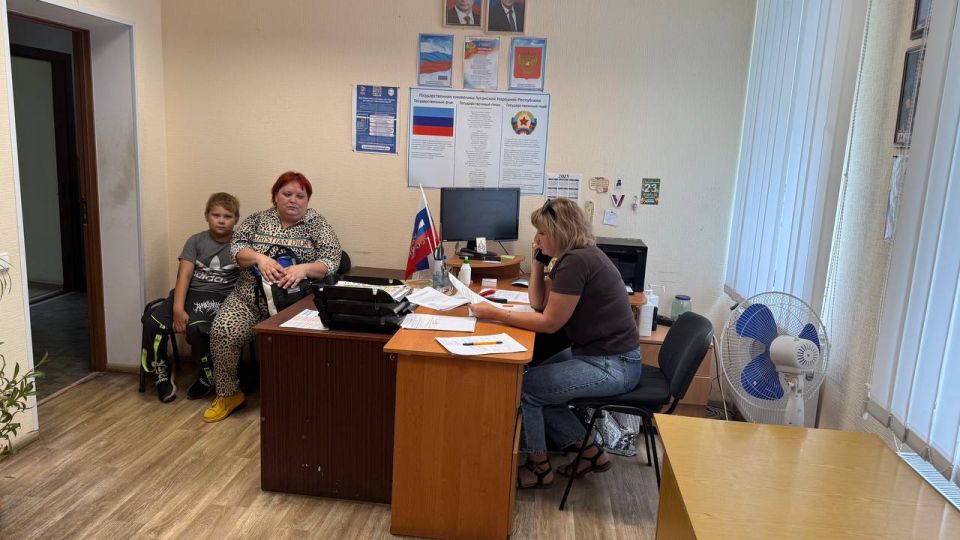 26.08.2025 в Петровском отделе жизнеобеспечения осуществлялся прием многодетных семей (предоставление социальной поддержки), специалистами Филиала №19 ГКУ ЛНР «РЦСЗН»