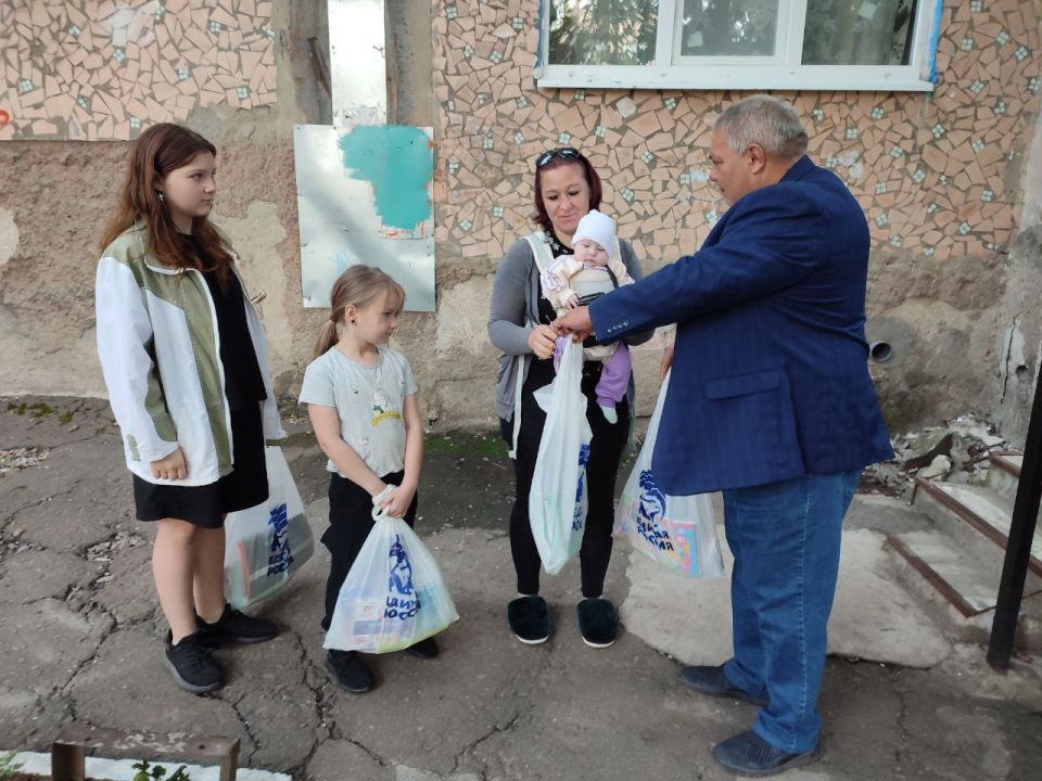 Сегодня в рамках акции "Собери ребёнка в школу" депутат от партии "Единая Россия " Шахов Игорь Викторович встретился с многодетной семьёй г. Вахрушево Иваницкой Дарьи Николаевны