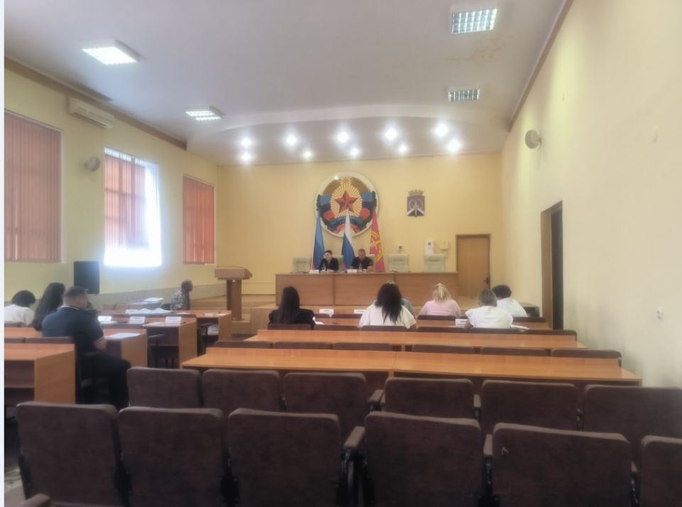 В Администрации Перевальского МО состоялось заседание комиссии по делам несовершеннолетних и защите их прав муниципального образования Перевальский муниципальный округ Луганской Народной Республики