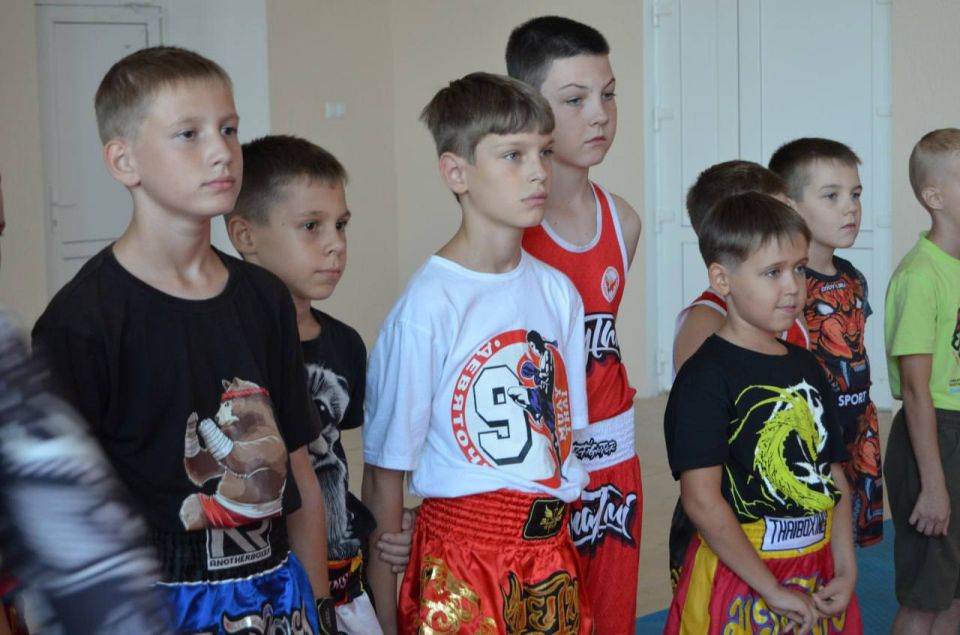 Девятикратный чемпион мира по кикбоксингу, чемпион Европы, двукратный чемпион мира по тайскому боксу, заслуженный мастер спорта Российской Федерации Вячеслав Тисленко, впервые посетивший ЛНР, провел в Брянке мастер-класс для...