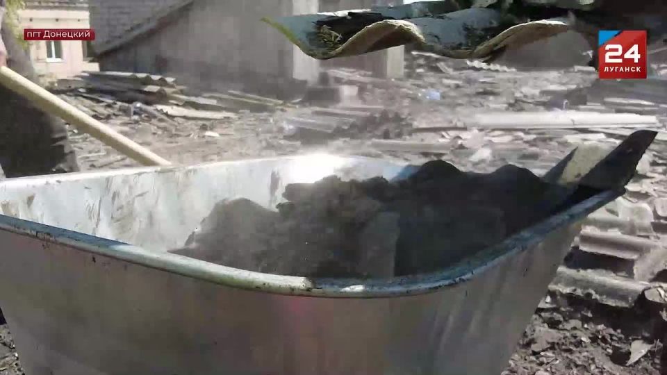 Кровли многоэтажек ремонтируют в поселке Донецкий Кировского округа